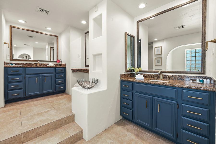 Primary bath, dual vanities, Valley Vista Estate