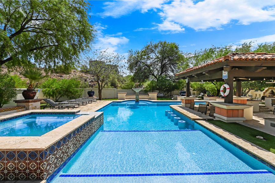 Walk-in pool entry, Valley Vista Estate