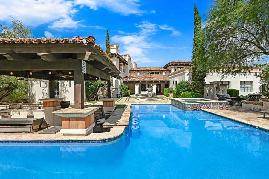 Heated pool with swim-up bar, Valley Vista Estate